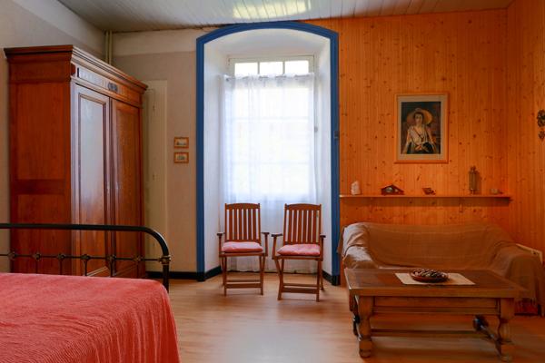 Maison en pierre de 221 m² avec dépendances et gîte - Le Mazet-Saint-Voy