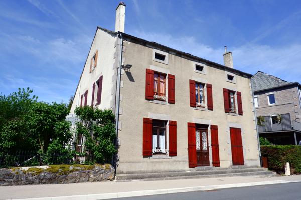 Maison en pierre de 221 m² avec dépendances et gîte - Le Mazet-Saint-Voy