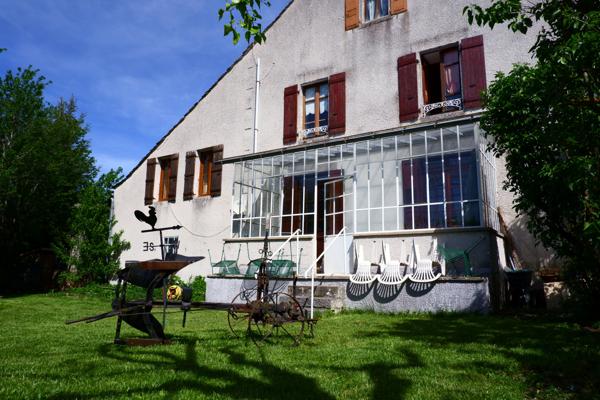 Maison en pierre de 221 m² avec dépendances et gîte - Le Mazet-Saint-Voy