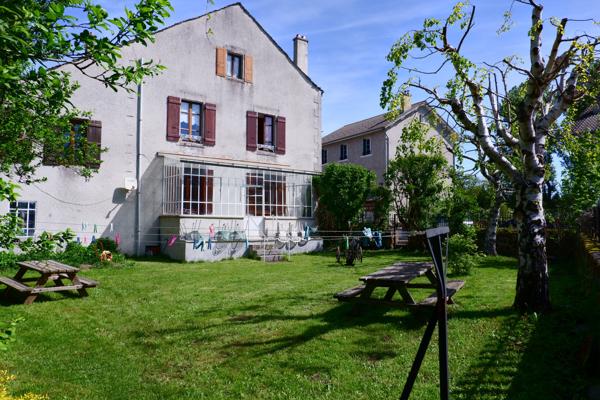 Maison en pierre de 221 m² avec dépendances et gîte - Le Mazet-Saint-Voy