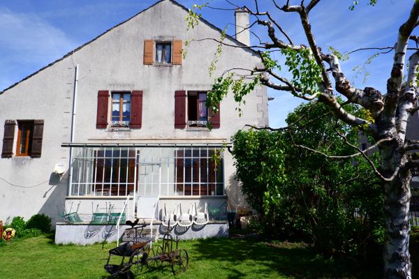 Maison en pierre de 221 m² avec dépendances et gîte - Le Mazet-Saint-Voy