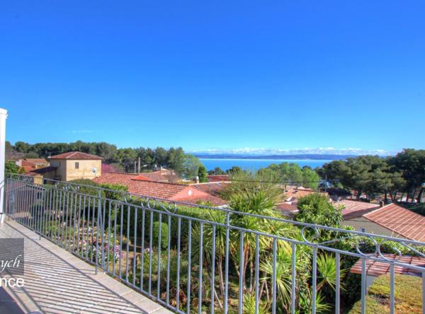 Dpt Bouches du Rhône (13), à vendre SAINT MITRE LES REMPARTS maison P8 de 230 m²Grande villa familiale ou investissement – Vue exceptionnelle sur l’étang & la Sainte-Victoire