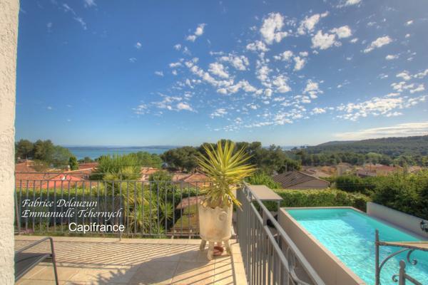 Dpt Bouches du Rhône (13), à vendre SAINT MITRE LES REMPARTS maison P8 de 230 m²Grande villa familiale ou investissement – Vue exceptionnelle sur l’étang & la Sainte-Victoire