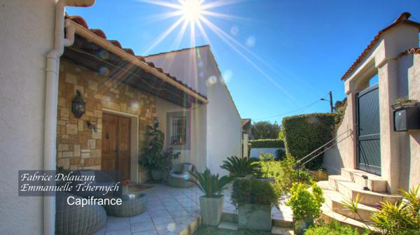 Dpt Bouches du Rhône (13), à vendre SAINT MITRE LES REMPARTS maison P8 de 230 m²Grande villa familiale ou investissement – Vue exceptionnelle sur l’étang & la Sainte-Victoire