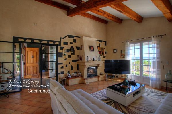 Dpt Bouches du Rhône (13), à vendre SAINT MITRE LES REMPARTS maison P8 de 230 m²Grande villa familiale ou investissement – Vue exceptionnelle sur l’étang & la Sainte-Victoire