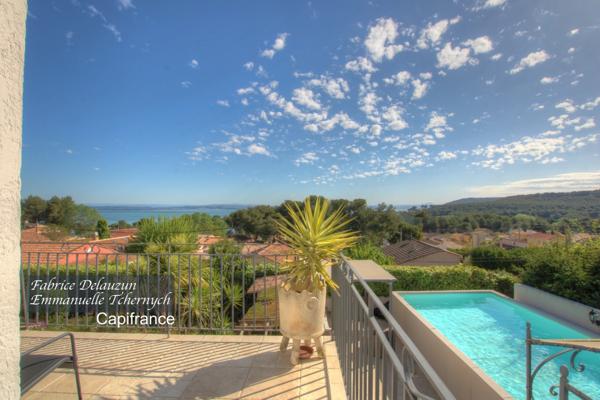 Dpt Bouches du Rhône (13), à vendre SAINT MITRE LES REMPARTS maison P8 de 230 m²Grande villa familiale ou investissement – Vue exceptionnelle sur l’étang & la Sainte-Victoire