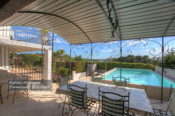 Dpt Bouches du Rhône (13), à vendre SAINT MITRE LES REMPARTS maison P8 de 230 m²Grande villa familiale ou investissement – Vue exceptionnelle sur l’étang & la Sainte-Victoire