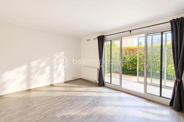 Au calme d’une copropriété parfaitement entretenue, ayant récemment bénéficié d’un ravalement avec isolation thermique par l’extérieur, découvrez ce bel appartement familial de 92 m², offrant de généreux volumes et un agréable espace extérieur.

Dès l’entrée, l’appartement séduit par sa grande pièce de vie baignée de lumière, véritable cœur du logement. Elle se prolonge par une grande cuisine ouverte moderne, récemment rénovée, créant un ensemble convivial et fonctionnel, idéal pour partager les moments du quotidien en famille ou entre amis.

La pièce de vie donne accès à un agréable extérieur exposé Ouest, composé d’une loggia et d’une terrasse privative. Un véritable prolongement de l’appartement, parfait pour installer un espace repas ou détente et profiter des fins de journée ensoleillées.

La partie nuit accueille trois chambres confortables et bénéficie de nombreux placards intégrés, permettant de conserver des espaces parfaitement organisés et fonctionnels.

L’appartement a également profité de plusieurs améliorations récentes : fenêtres et baie vitrée neuves avec vitrages anti-effraction, chaudière gaz récente assurant le chauffage individuel et la production d’eau chaude. La résidence est sécurisée et dispose d’un ascenseur.

Une place de stationnement privative en sous-sol complète le bien.

La localisation constitue un véritable atout pour une vie de famille : la gare de Saint-Quentin-en-Yvelines est accessible en seulement 4 minutes à pied, tandis que les écoles maternelle et élémentaire se trouvent respectivement à environ 100 et 200 mètres. Le parc Érasme, situé à seulement quelques minutes, permet également de profiter facilement d’un environnement verdoyant.

Le bien bénéficie d’un DPE C. Les charges de copropriété s’élèvent à environ 190 € par mois et la taxe foncière à 1 420 € par an.

Un appartement familial spacieux, lumineux et parfaitement situé, bénéficiant de prestations récentes et d’un agréable extérieur. À découvrir rapidement.

Contactez-moi dès maintenant pour organiser une visite.