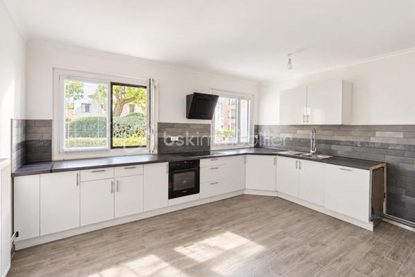 Au calme d’une copropriété parfaitement entretenue, ayant récemment bénéficié d’un ravalement avec isolation thermique par l’extérieur, découvrez ce bel appartement familial de 92 m², offrant de généreux volumes et un agréable espace extérieur.

Dès l’entrée, l’appartement séduit par sa grande pièce de vie baignée de lumière, véritable cœur du logement. Elle se prolonge par une grande cuisine ouverte moderne, récemment rénovée, créant un ensemble convivial et fonctionnel, idéal pour partager les moments du quotidien en famille ou entre amis.

La pièce de vie donne accès à un agréable extérieur exposé Ouest, composé d’une loggia et d’une terrasse privative. Un véritable prolongement de l’appartement, parfait pour installer un espace repas ou détente et profiter des fins de journée ensoleillées.

La partie nuit accueille trois chambres confortables et bénéficie de nombreux placards intégrés, permettant de conserver des espaces parfaitement organisés et fonctionnels.

L’appartement a également profité de plusieurs améliorations récentes : fenêtres et baie vitrée neuves avec vitrages anti-effraction, chaudière gaz récente assurant le chauffage individuel et la production d’eau chaude. La résidence est sécurisée et dispose d’un ascenseur.

Une place de stationnement privative en sous-sol complète le bien.

La localisation constitue un véritable atout pour une vie de famille : la gare de Saint-Quentin-en-Yvelines est accessible en seulement 4 minutes à pied, tandis que les écoles maternelle et élémentaire se trouvent respectivement à environ 100 et 200 mètres. Le parc Érasme, situé à seulement quelques minutes, permet également de profiter facilement d’un environnement verdoyant.

Le bien bénéficie d’un DPE C. Les charges de copropriété s’élèvent à environ 190 € par mois et la taxe foncière à 1 420 € par an.

Un appartement familial spacieux, lumineux et parfaitement situé, bénéficiant de prestations récentes et d’un agréable extérieur. À découvrir rapidement.

Contactez-moi dès maintenant pour organiser une visite.
