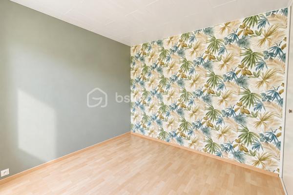Au calme d’une copropriété parfaitement entretenue, ayant récemment bénéficié d’un ravalement avec isolation thermique par l’extérieur, découvrez ce bel appartement familial de 92 m², offrant de généreux volumes et un agréable espace extérieur.

Dès l’entrée, l’appartement séduit par sa grande pièce de vie baignée de lumière, véritable cœur du logement. Elle se prolonge par une grande cuisine ouverte moderne, récemment rénovée, créant un ensemble convivial et fonctionnel, idéal pour partager les moments du quotidien en famille ou entre amis.

La pièce de vie donne accès à un agréable extérieur exposé Ouest, composé d’une loggia et d’une terrasse privative. Un véritable prolongement de l’appartement, parfait pour installer un espace repas ou détente et profiter des fins de journée ensoleillées.

La partie nuit accueille trois chambres confortables et bénéficie de nombreux placards intégrés, permettant de conserver des espaces parfaitement organisés et fonctionnels.

L’appartement a également profité de plusieurs améliorations récentes : fenêtres et baie vitrée neuves avec vitrages anti-effraction, chaudière gaz récente assurant le chauffage individuel et la production d’eau chaude. La résidence est sécurisée et dispose d’un ascenseur.

Une place de stationnement privative en sous-sol complète le bien.

La localisation constitue un véritable atout pour une vie de famille : la gare de Saint-Quentin-en-Yvelines est accessible en seulement 4 minutes à pied, tandis que les écoles maternelle et élémentaire se trouvent respectivement à environ 100 et 200 mètres. Le parc Érasme, situé à seulement quelques minutes, permet également de profiter facilement d’un environnement verdoyant.

Le bien bénéficie d’un DPE C. Les charges de copropriété s’élèvent à environ 190 € par mois et la taxe foncière à 1 420 € par an.

Un appartement familial spacieux, lumineux et parfaitement situé, bénéficiant de prestations récentes et d’un agréable extérieur. À découvrir rapidement.

Contactez-moi dès maintenant pour organiser une visite.