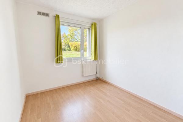 Au calme d’une copropriété parfaitement entretenue, ayant récemment bénéficié d’un ravalement avec isolation thermique par l’extérieur, découvrez ce bel appartement familial de 92 m², offrant de généreux volumes et un agréable espace extérieur.

Dès l’entrée, l’appartement séduit par sa grande pièce de vie baignée de lumière, véritable cœur du logement. Elle se prolonge par une grande cuisine ouverte moderne, récemment rénovée, créant un ensemble convivial et fonctionnel, idéal pour partager les moments du quotidien en famille ou entre amis.

La pièce de vie donne accès à un agréable extérieur exposé Ouest, composé d’une loggia et d’une terrasse privative. Un véritable prolongement de l’appartement, parfait pour installer un espace repas ou détente et profiter des fins de journée ensoleillées.

La partie nuit accueille trois chambres confortables et bénéficie de nombreux placards intégrés, permettant de conserver des espaces parfaitement organisés et fonctionnels.

L’appartement a également profité de plusieurs améliorations récentes : fenêtres et baie vitrée neuves avec vitrages anti-effraction, chaudière gaz récente assurant le chauffage individuel et la production d’eau chaude. La résidence est sécurisée et dispose d’un ascenseur.

Une place de stationnement privative en sous-sol complète le bien.

La localisation constitue un véritable atout pour une vie de famille : la gare de Saint-Quentin-en-Yvelines est accessible en seulement 4 minutes à pied, tandis que les écoles maternelle et élémentaire se trouvent respectivement à environ 100 et 200 mètres. Le parc Érasme, situé à seulement quelques minutes, permet également de profiter facilement d’un environnement verdoyant.

Le bien bénéficie d’un DPE C. Les charges de copropriété s’élèvent à environ 190 € par mois et la taxe foncière à 1 420 € par an.

Un appartement familial spacieux, lumineux et parfaitement situé, bénéficiant de prestations récentes et d’un agréable extérieur. À découvrir rapidement.

Contactez-moi dès maintenant pour organiser une visite.