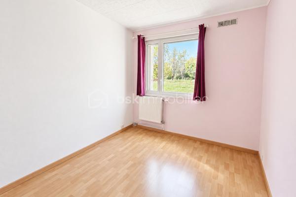 Au calme d’une copropriété parfaitement entretenue, ayant récemment bénéficié d’un ravalement avec isolation thermique par l’extérieur, découvrez ce bel appartement familial de 92 m², offrant de généreux volumes et un agréable espace extérieur.

Dès l’entrée, l’appartement séduit par sa grande pièce de vie baignée de lumière, véritable cœur du logement. Elle se prolonge par une grande cuisine ouverte moderne, récemment rénovée, créant un ensemble convivial et fonctionnel, idéal pour partager les moments du quotidien en famille ou entre amis.

La pièce de vie donne accès à un agréable extérieur exposé Ouest, composé d’une loggia et d’une terrasse privative. Un véritable prolongement de l’appartement, parfait pour installer un espace repas ou détente et profiter des fins de journée ensoleillées.

La partie nuit accueille trois chambres confortables et bénéficie de nombreux placards intégrés, permettant de conserver des espaces parfaitement organisés et fonctionnels.

L’appartement a également profité de plusieurs améliorations récentes : fenêtres et baie vitrée neuves avec vitrages anti-effraction, chaudière gaz récente assurant le chauffage individuel et la production d’eau chaude. La résidence est sécurisée et dispose d’un ascenseur.

Une place de stationnement privative en sous-sol complète le bien.

La localisation constitue un véritable atout pour une vie de famille : la gare de Saint-Quentin-en-Yvelines est accessible en seulement 4 minutes à pied, tandis que les écoles maternelle et élémentaire se trouvent respectivement à environ 100 et 200 mètres. Le parc Érasme, situé à seulement quelques minutes, permet également de profiter facilement d’un environnement verdoyant.

Le bien bénéficie d’un DPE C. Les charges de copropriété s’élèvent à environ 190 € par mois et la taxe foncière à 1 420 € par an.

Un appartement familial spacieux, lumineux et parfaitement situé, bénéficiant de prestations récentes et d’un agréable extérieur. À découvrir rapidement.

Contactez-moi dès maintenant pour organiser une visite.