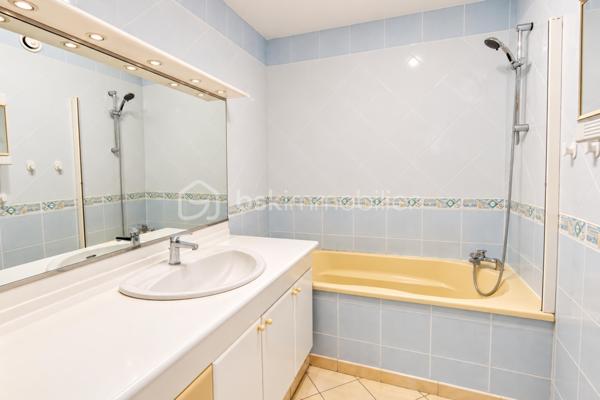 Au calme d’une copropriété parfaitement entretenue, ayant récemment bénéficié d’un ravalement avec isolation thermique par l’extérieur, découvrez ce bel appartement familial de 92 m², offrant de généreux volumes et un agréable espace extérieur.

Dès l’entrée, l’appartement séduit par sa grande pièce de vie baignée de lumière, véritable cœur du logement. Elle se prolonge par une grande cuisine ouverte moderne, récemment rénovée, créant un ensemble convivial et fonctionnel, idéal pour partager les moments du quotidien en famille ou entre amis.

La pièce de vie donne accès à un agréable extérieur exposé Ouest, composé d’une loggia et d’une terrasse privative. Un véritable prolongement de l’appartement, parfait pour installer un espace repas ou détente et profiter des fins de journée ensoleillées.

La partie nuit accueille trois chambres confortables et bénéficie de nombreux placards intégrés, permettant de conserver des espaces parfaitement organisés et fonctionnels.

L’appartement a également profité de plusieurs améliorations récentes : fenêtres et baie vitrée neuves avec vitrages anti-effraction, chaudière gaz récente assurant le chauffage individuel et la production d’eau chaude. La résidence est sécurisée et dispose d’un ascenseur.

Une place de stationnement privative en sous-sol complète le bien.

La localisation constitue un véritable atout pour une vie de famille : la gare de Saint-Quentin-en-Yvelines est accessible en seulement 4 minutes à pied, tandis que les écoles maternelle et élémentaire se trouvent respectivement à environ 100 et 200 mètres. Le parc Érasme, situé à seulement quelques minutes, permet également de profiter facilement d’un environnement verdoyant.

Le bien bénéficie d’un DPE C. Les charges de copropriété s’élèvent à environ 190 € par mois et la taxe foncière à 1 420 € par an.

Un appartement familial spacieux, lumineux et parfaitement situé, bénéficiant de prestations récentes et d’un agréable extérieur. À découvrir rapidement.

Contactez-moi dès maintenant pour organiser une visite.