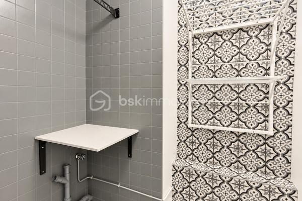 Au calme d’une copropriété parfaitement entretenue, ayant récemment bénéficié d’un ravalement avec isolation thermique par l’extérieur, découvrez ce bel appartement familial de 92 m², offrant de généreux volumes et un agréable espace extérieur.

Dès l’entrée, l’appartement séduit par sa grande pièce de vie baignée de lumière, véritable cœur du logement. Elle se prolonge par une grande cuisine ouverte moderne, récemment rénovée, créant un ensemble convivial et fonctionnel, idéal pour partager les moments du quotidien en famille ou entre amis.

La pièce de vie donne accès à un agréable extérieur exposé Ouest, composé d’une loggia et d’une terrasse privative. Un véritable prolongement de l’appartement, parfait pour installer un espace repas ou détente et profiter des fins de journée ensoleillées.

La partie nuit accueille trois chambres confortables et bénéficie de nombreux placards intégrés, permettant de conserver des espaces parfaitement organisés et fonctionnels.

L’appartement a également profité de plusieurs améliorations récentes : fenêtres et baie vitrée neuves avec vitrages anti-effraction, chaudière gaz récente assurant le chauffage individuel et la production d’eau chaude. La résidence est sécurisée et dispose d’un ascenseur.

Une place de stationnement privative en sous-sol complète le bien.

La localisation constitue un véritable atout pour une vie de famille : la gare de Saint-Quentin-en-Yvelines est accessible en seulement 4 minutes à pied, tandis que les écoles maternelle et élémentaire se trouvent respectivement à environ 100 et 200 mètres. Le parc Érasme, situé à seulement quelques minutes, permet également de profiter facilement d’un environnement verdoyant.

Le bien bénéficie d’un DPE C. Les charges de copropriété s’élèvent à environ 190 € par mois et la taxe foncière à 1 420 € par an.

Un appartement familial spacieux, lumineux et parfaitement situé, bénéficiant de prestations récentes et d’un agréable extérieur. À découvrir rapidement.

Contactez-moi dès maintenant pour organiser une visite.