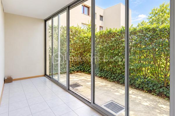 Au calme d’une copropriété parfaitement entretenue, ayant récemment bénéficié d’un ravalement avec isolation thermique par l’extérieur, découvrez ce bel appartement familial de 92 m², offrant de généreux volumes et un agréable espace extérieur.

Dès l’entrée, l’appartement séduit par sa grande pièce de vie baignée de lumière, véritable cœur du logement. Elle se prolonge par une grande cuisine ouverte moderne, récemment rénovée, créant un ensemble convivial et fonctionnel, idéal pour partager les moments du quotidien en famille ou entre amis.

La pièce de vie donne accès à un agréable extérieur exposé Ouest, composé d’une loggia et d’une terrasse privative. Un véritable prolongement de l’appartement, parfait pour installer un espace repas ou détente et profiter des fins de journée ensoleillées.

La partie nuit accueille trois chambres confortables et bénéficie de nombreux placards intégrés, permettant de conserver des espaces parfaitement organisés et fonctionnels.

L’appartement a également profité de plusieurs améliorations récentes : fenêtres et baie vitrée neuves avec vitrages anti-effraction, chaudière gaz récente assurant le chauffage individuel et la production d’eau chaude. La résidence est sécurisée et dispose d’un ascenseur.

Une place de stationnement privative en sous-sol complète le bien.

La localisation constitue un véritable atout pour une vie de famille : la gare de Saint-Quentin-en-Yvelines est accessible en seulement 4 minutes à pied, tandis que les écoles maternelle et élémentaire se trouvent respectivement à environ 100 et 200 mètres. Le parc Érasme, situé à seulement quelques minutes, permet également de profiter facilement d’un environnement verdoyant.

Le bien bénéficie d’un DPE C. Les charges de copropriété s’élèvent à environ 190 € par mois et la taxe foncière à 1 420 € par an.

Un appartement familial spacieux, lumineux et parfaitement situé, bénéficiant de prestations récentes et d’un agréable extérieur. À découvrir rapidement.

Contactez-moi dès maintenant pour organiser une visite.