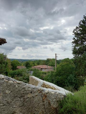 Maison en pierres de 80m2 avec dépendance et jardinet