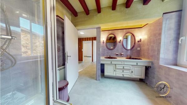 Maison de village T5  107 m2 rénovée en partie, avec grange attenante 95m2 au sol  fort potentiel d'aménagement