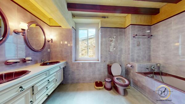 Maison de village T5  107 m2 rénovée en partie, avec grange attenante 95m2 au sol  fort potentiel d'aménagement