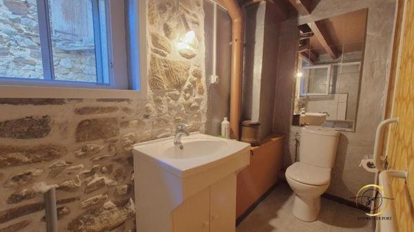 Maison de village T5  107 m2 rénovée en partie, avec grange attenante 95m2 au sol  fort potentiel d'aménagement