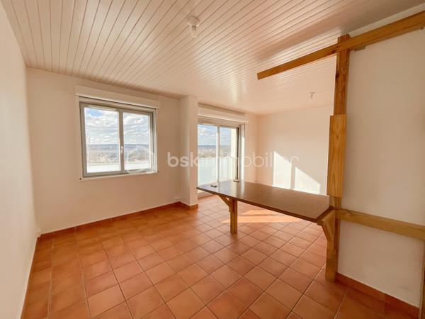 Situé au sein d’une résidence calme et bien entretenue, cet appartement traversant de 67 m² offre un cadre de vie agréable, lumineux et fonctionnel.

Entièrement rénové avec soin, il bénéficie de fenêtres en double vitrage, d’une installation électrique refaite, ainsi que de volets roulants électriques.

L’appartement se compose d’un séjour lumineux, de chambres modulables selon vos besoins, d’un cellier/séchoir pratique et d’un agréable balcon de 8 m², idéal pour profiter d’un espace extérieur.

La cuisine aménagée, fonctionnelle et bien agencée, restera dans l’appartement.

Idéalement situé à proximité du centre-ville de Fresnes, des commerces, des écoles et du TVM Petit Fresnes, il permet de rejoindre rapidement le RER B Croix-de-Berny ainsi que les principaux axes routiers.

Les atouts :appartement traversant, lumineux, sans vis-à-vis, chauffage collectif, volets roulants électriques, cuisine aménagée incluse et résidence bien entretenue avec ravalement déjà réalisé.

Un bien clé en main, idéal pour une résidence principale ou un investissement locatif.

Pour davantage d’informations ou pour organiser une visite, n’hésitez pas à me contacter.