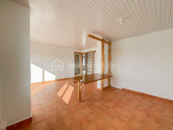 Situé au sein d’une résidence calme et bien entretenue, cet appartement traversant de 67 m² offre un cadre de vie agréable, lumineux et fonctionnel.

Entièrement rénové avec soin, il bénéficie de fenêtres en double vitrage, d’une installation électrique refaite, ainsi que de volets roulants électriques.

L’appartement se compose d’un séjour lumineux, de chambres modulables selon vos besoins, d’un cellier/séchoir pratique et d’un agréable balcon de 8 m², idéal pour profiter d’un espace extérieur.

La cuisine aménagée, fonctionnelle et bien agencée, restera dans l’appartement.

Idéalement situé à proximité du centre-ville de Fresnes, des commerces, des écoles et du TVM Petit Fresnes, il permet de rejoindre rapidement le RER B Croix-de-Berny ainsi que les principaux axes routiers.

Les atouts :appartement traversant, lumineux, sans vis-à-vis, chauffage collectif, volets roulants électriques, cuisine aménagée incluse et résidence bien entretenue avec ravalement déjà réalisé.

Un bien clé en main, idéal pour une résidence principale ou un investissement locatif.

Pour davantage d’informations ou pour organiser une visite, n’hésitez pas à me contacter.