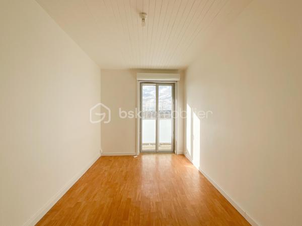 Situé au sein d’une résidence calme et bien entretenue, cet appartement traversant de 67 m² offre un cadre de vie agréable, lumineux et fonctionnel.

Entièrement rénové avec soin, il bénéficie de fenêtres en double vitrage, d’une installation électrique refaite, ainsi que de volets roulants électriques.

L’appartement se compose d’un séjour lumineux, de chambres modulables selon vos besoins, d’un cellier/séchoir pratique et d’un agréable balcon de 8 m², idéal pour profiter d’un espace extérieur.

La cuisine aménagée, fonctionnelle et bien agencée, restera dans l’appartement.

Idéalement situé à proximité du centre-ville de Fresnes, des commerces, des écoles et du TVM Petit Fresnes, il permet de rejoindre rapidement le RER B Croix-de-Berny ainsi que les principaux axes routiers.

Les atouts :appartement traversant, lumineux, sans vis-à-vis, chauffage collectif, volets roulants électriques, cuisine aménagée incluse et résidence bien entretenue avec ravalement déjà réalisé.

Un bien clé en main, idéal pour une résidence principale ou un investissement locatif.

Pour davantage d’informations ou pour organiser une visite, n’hésitez pas à me contacter.