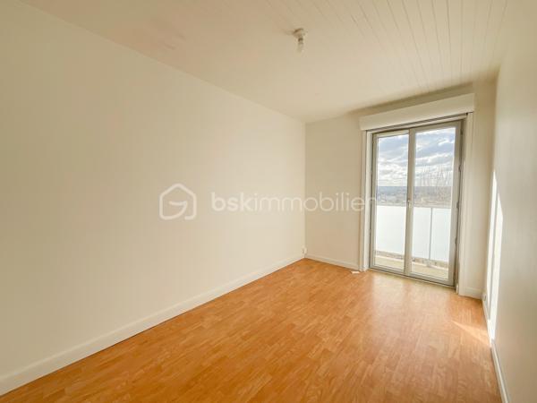 Situé au sein d’une résidence calme et bien entretenue, cet appartement traversant de 67 m² offre un cadre de vie agréable, lumineux et fonctionnel.

Entièrement rénové avec soin, il bénéficie de fenêtres en double vitrage, d’une installation électrique refaite, ainsi que de volets roulants électriques.

L’appartement se compose d’un séjour lumineux, de chambres modulables selon vos besoins, d’un cellier/séchoir pratique et d’un agréable balcon de 8 m², idéal pour profiter d’un espace extérieur.

La cuisine aménagée, fonctionnelle et bien agencée, restera dans l’appartement.

Idéalement situé à proximité du centre-ville de Fresnes, des commerces, des écoles et du TVM Petit Fresnes, il permet de rejoindre rapidement le RER B Croix-de-Berny ainsi que les principaux axes routiers.

Les atouts :appartement traversant, lumineux, sans vis-à-vis, chauffage collectif, volets roulants électriques, cuisine aménagée incluse et résidence bien entretenue avec ravalement déjà réalisé.

Un bien clé en main, idéal pour une résidence principale ou un investissement locatif.

Pour davantage d’informations ou pour organiser une visite, n’hésitez pas à me contacter.