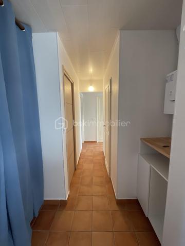 Situé au sein d’une résidence calme et bien entretenue, cet appartement traversant de 67 m² offre un cadre de vie agréable, lumineux et fonctionnel.

Entièrement rénové avec soin, il bénéficie de fenêtres en double vitrage, d’une installation électrique refaite, ainsi que de volets roulants électriques.

L’appartement se compose d’un séjour lumineux, de chambres modulables selon vos besoins, d’un cellier/séchoir pratique et d’un agréable balcon de 8 m², idéal pour profiter d’un espace extérieur.

La cuisine aménagée, fonctionnelle et bien agencée, restera dans l’appartement.

Idéalement situé à proximité du centre-ville de Fresnes, des commerces, des écoles et du TVM Petit Fresnes, il permet de rejoindre rapidement le RER B Croix-de-Berny ainsi que les principaux axes routiers.

Les atouts :appartement traversant, lumineux, sans vis-à-vis, chauffage collectif, volets roulants électriques, cuisine aménagée incluse et résidence bien entretenue avec ravalement déjà réalisé.

Un bien clé en main, idéal pour une résidence principale ou un investissement locatif.

Pour davantage d’informations ou pour organiser une visite, n’hésitez pas à me contacter.