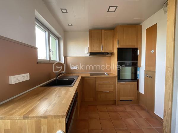 Situé au sein d’une résidence calme et bien entretenue, cet appartement traversant de 67 m² offre un cadre de vie agréable, lumineux et fonctionnel.

Entièrement rénové avec soin, il bénéficie de fenêtres en double vitrage, d’une installation électrique refaite, ainsi que de volets roulants électriques.

L’appartement se compose d’un séjour lumineux, de chambres modulables selon vos besoins, d’un cellier/séchoir pratique et d’un agréable balcon de 8 m², idéal pour profiter d’un espace extérieur.

La cuisine aménagée, fonctionnelle et bien agencée, restera dans l’appartement.

Idéalement situé à proximité du centre-ville de Fresnes, des commerces, des écoles et du TVM Petit Fresnes, il permet de rejoindre rapidement le RER B Croix-de-Berny ainsi que les principaux axes routiers.

Les atouts :appartement traversant, lumineux, sans vis-à-vis, chauffage collectif, volets roulants électriques, cuisine aménagée incluse et résidence bien entretenue avec ravalement déjà réalisé.

Un bien clé en main, idéal pour une résidence principale ou un investissement locatif.

Pour davantage d’informations ou pour organiser une visite, n’hésitez pas à me contacter.