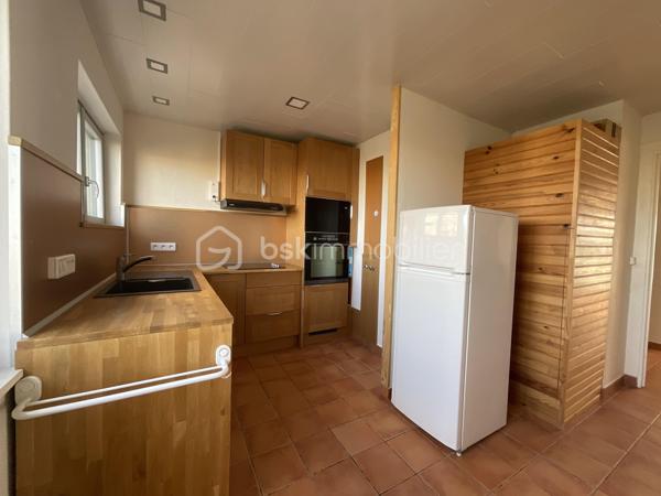 Situé au sein d’une résidence calme et bien entretenue, cet appartement traversant de 67 m² offre un cadre de vie agréable, lumineux et fonctionnel.

Entièrement rénové avec soin, il bénéficie de fenêtres en double vitrage, d’une installation électrique refaite, ainsi que de volets roulants électriques.

L’appartement se compose d’un séjour lumineux, de chambres modulables selon vos besoins, d’un cellier/séchoir pratique et d’un agréable balcon de 8 m², idéal pour profiter d’un espace extérieur.

La cuisine aménagée, fonctionnelle et bien agencée, restera dans l’appartement.

Idéalement situé à proximité du centre-ville de Fresnes, des commerces, des écoles et du TVM Petit Fresnes, il permet de rejoindre rapidement le RER B Croix-de-Berny ainsi que les principaux axes routiers.

Les atouts :appartement traversant, lumineux, sans vis-à-vis, chauffage collectif, volets roulants électriques, cuisine aménagée incluse et résidence bien entretenue avec ravalement déjà réalisé.

Un bien clé en main, idéal pour une résidence principale ou un investissement locatif.

Pour davantage d’informations ou pour organiser une visite, n’hésitez pas à me contacter.