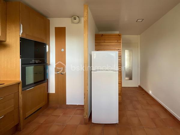 Situé au sein d’une résidence calme et bien entretenue, cet appartement traversant de 67 m² offre un cadre de vie agréable, lumineux et fonctionnel.

Entièrement rénové avec soin, il bénéficie de fenêtres en double vitrage, d’une installation électrique refaite, ainsi que de volets roulants électriques.

L’appartement se compose d’un séjour lumineux, de chambres modulables selon vos besoins, d’un cellier/séchoir pratique et d’un agréable balcon de 8 m², idéal pour profiter d’un espace extérieur.

La cuisine aménagée, fonctionnelle et bien agencée, restera dans l’appartement.

Idéalement situé à proximité du centre-ville de Fresnes, des commerces, des écoles et du TVM Petit Fresnes, il permet de rejoindre rapidement le RER B Croix-de-Berny ainsi que les principaux axes routiers.

Les atouts :appartement traversant, lumineux, sans vis-à-vis, chauffage collectif, volets roulants électriques, cuisine aménagée incluse et résidence bien entretenue avec ravalement déjà réalisé.

Un bien clé en main, idéal pour une résidence principale ou un investissement locatif.

Pour davantage d’informations ou pour organiser une visite, n’hésitez pas à me contacter.