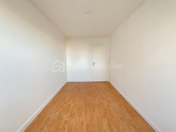 Situé au sein d’une résidence calme et bien entretenue, cet appartement traversant de 67 m² offre un cadre de vie agréable, lumineux et fonctionnel.

Entièrement rénové avec soin, il bénéficie de fenêtres en double vitrage, d’une installation électrique refaite, ainsi que de volets roulants électriques.

L’appartement se compose d’un séjour lumineux, de chambres modulables selon vos besoins, d’un cellier/séchoir pratique et d’un agréable balcon de 8 m², idéal pour profiter d’un espace extérieur.

La cuisine aménagée, fonctionnelle et bien agencée, restera dans l’appartement.

Idéalement situé à proximité du centre-ville de Fresnes, des commerces, des écoles et du TVM Petit Fresnes, il permet de rejoindre rapidement le RER B Croix-de-Berny ainsi que les principaux axes routiers.

Les atouts :appartement traversant, lumineux, sans vis-à-vis, chauffage collectif, volets roulants électriques, cuisine aménagée incluse et résidence bien entretenue avec ravalement déjà réalisé.

Un bien clé en main, idéal pour une résidence principale ou un investissement locatif.

Pour davantage d’informations ou pour organiser une visite, n’hésitez pas à me contacter.