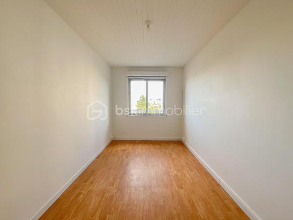 Situé au sein d’une résidence calme et bien entretenue, cet appartement traversant de 67 m² offre un cadre de vie agréable, lumineux et fonctionnel.

Entièrement rénové avec soin, il bénéficie de fenêtres en double vitrage, d’une installation électrique refaite, ainsi que de volets roulants électriques.

L’appartement se compose d’un séjour lumineux, de chambres modulables selon vos besoins, d’un cellier/séchoir pratique et d’un agréable balcon de 8 m², idéal pour profiter d’un espace extérieur.

La cuisine aménagée, fonctionnelle et bien agencée, restera dans l’appartement.

Idéalement situé à proximité du centre-ville de Fresnes, des commerces, des écoles et du TVM Petit Fresnes, il permet de rejoindre rapidement le RER B Croix-de-Berny ainsi que les principaux axes routiers.

Les atouts :appartement traversant, lumineux, sans vis-à-vis, chauffage collectif, volets roulants électriques, cuisine aménagée incluse et résidence bien entretenue avec ravalement déjà réalisé.

Un bien clé en main, idéal pour une résidence principale ou un investissement locatif.

Pour davantage d’informations ou pour organiser une visite, n’hésitez pas à me contacter.