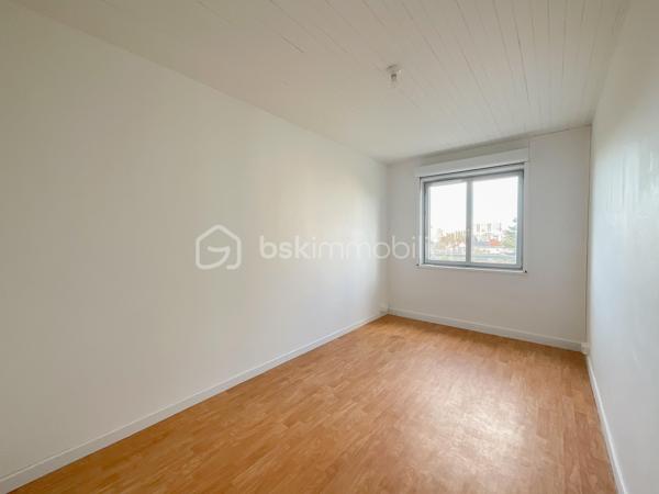 Situé au sein d’une résidence calme et bien entretenue, cet appartement traversant de 67 m² offre un cadre de vie agréable, lumineux et fonctionnel.

Entièrement rénové avec soin, il bénéficie de fenêtres en double vitrage, d’une installation électrique refaite, ainsi que de volets roulants électriques.

L’appartement se compose d’un séjour lumineux, de chambres modulables selon vos besoins, d’un cellier/séchoir pratique et d’un agréable balcon de 8 m², idéal pour profiter d’un espace extérieur.

La cuisine aménagée, fonctionnelle et bien agencée, restera dans l’appartement.

Idéalement situé à proximité du centre-ville de Fresnes, des commerces, des écoles et du TVM Petit Fresnes, il permet de rejoindre rapidement le RER B Croix-de-Berny ainsi que les principaux axes routiers.

Les atouts :appartement traversant, lumineux, sans vis-à-vis, chauffage collectif, volets roulants électriques, cuisine aménagée incluse et résidence bien entretenue avec ravalement déjà réalisé.

Un bien clé en main, idéal pour une résidence principale ou un investissement locatif.

Pour davantage d’informations ou pour organiser une visite, n’hésitez pas à me contacter.