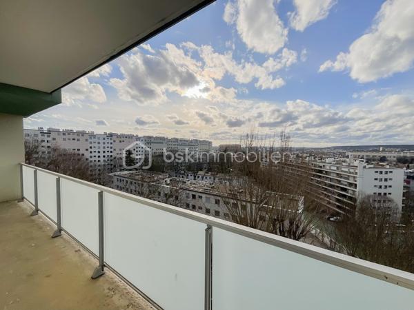 Situé au sein d’une résidence calme et bien entretenue, cet appartement traversant de 67 m² offre un cadre de vie agréable, lumineux et fonctionnel.

Entièrement rénové avec soin, il bénéficie de fenêtres en double vitrage, d’une installation électrique refaite, ainsi que de volets roulants électriques.

L’appartement se compose d’un séjour lumineux, de chambres modulables selon vos besoins, d’un cellier/séchoir pratique et d’un agréable balcon de 8 m², idéal pour profiter d’un espace extérieur.

La cuisine aménagée, fonctionnelle et bien agencée, restera dans l’appartement.

Idéalement situé à proximité du centre-ville de Fresnes, des commerces, des écoles et du TVM Petit Fresnes, il permet de rejoindre rapidement le RER B Croix-de-Berny ainsi que les principaux axes routiers.

Les atouts :appartement traversant, lumineux, sans vis-à-vis, chauffage collectif, volets roulants électriques, cuisine aménagée incluse et résidence bien entretenue avec ravalement déjà réalisé.

Un bien clé en main, idéal pour une résidence principale ou un investissement locatif.

Pour davantage d’informations ou pour organiser une visite, n’hésitez pas à me contacter.