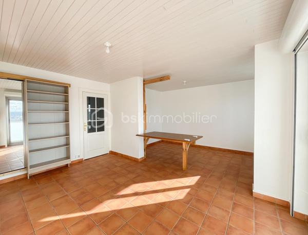 Situé au sein d’une résidence calme et bien entretenue, cet appartement traversant de 67 m² offre un cadre de vie agréable, lumineux et fonctionnel.

Entièrement rénové avec soin, il bénéficie de fenêtres en double vitrage, d’une installation électrique refaite, ainsi que de volets roulants électriques.

L’appartement se compose d’un séjour lumineux, de chambres modulables selon vos besoins, d’un cellier/séchoir pratique et d’un agréable balcon de 8 m², idéal pour profiter d’un espace extérieur.

La cuisine aménagée, fonctionnelle et bien agencée, restera dans l’appartement.

Idéalement situé à proximité du centre-ville de Fresnes, des commerces, des écoles et du TVM Petit Fresnes, il permet de rejoindre rapidement le RER B Croix-de-Berny ainsi que les principaux axes routiers.

Les atouts :appartement traversant, lumineux, sans vis-à-vis, chauffage collectif, volets roulants électriques, cuisine aménagée incluse et résidence bien entretenue avec ravalement déjà réalisé.

Un bien clé en main, idéal pour une résidence principale ou un investissement locatif.

Pour davantage d’informations ou pour organiser une visite, n’hésitez pas à me contacter.