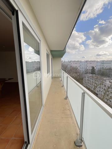 Situé au sein d’une résidence calme et bien entretenue, cet appartement traversant de 67 m² offre un cadre de vie agréable, lumineux et fonctionnel.

Entièrement rénové avec soin, il bénéficie de fenêtres en double vitrage, d’une installation électrique refaite, ainsi que de volets roulants électriques.

L’appartement se compose d’un séjour lumineux, de chambres modulables selon vos besoins, d’un cellier/séchoir pratique et d’un agréable balcon de 8 m², idéal pour profiter d’un espace extérieur.

La cuisine aménagée, fonctionnelle et bien agencée, restera dans l’appartement.

Idéalement situé à proximité du centre-ville de Fresnes, des commerces, des écoles et du TVM Petit Fresnes, il permet de rejoindre rapidement le RER B Croix-de-Berny ainsi que les principaux axes routiers.

Les atouts :appartement traversant, lumineux, sans vis-à-vis, chauffage collectif, volets roulants électriques, cuisine aménagée incluse et résidence bien entretenue avec ravalement déjà réalisé.

Un bien clé en main, idéal pour une résidence principale ou un investissement locatif.

Pour davantage d’informations ou pour organiser une visite, n’hésitez pas à me contacter.