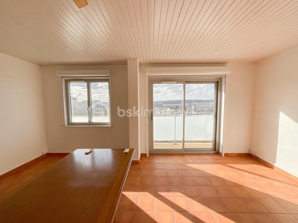 Situé au sein d’une résidence calme et bien entretenue, cet appartement traversant de 67 m² offre un cadre de vie agréable, lumineux et fonctionnel.

Entièrement rénové avec soin, il bénéficie de fenêtres en double vitrage, d’une installation électrique refaite, ainsi que de volets roulants électriques.

L’appartement se compose d’un séjour lumineux, de chambres modulables selon vos besoins, d’un cellier/séchoir pratique et d’un agréable balcon de 8 m², idéal pour profiter d’un espace extérieur.

La cuisine aménagée, fonctionnelle et bien agencée, restera dans l’appartement.

Idéalement situé à proximité du centre-ville de Fresnes, des commerces, des écoles et du TVM Petit Fresnes, il permet de rejoindre rapidement le RER B Croix-de-Berny ainsi que les principaux axes routiers.

Les atouts :appartement traversant, lumineux, sans vis-à-vis, chauffage collectif, volets roulants électriques, cuisine aménagée incluse et résidence bien entretenue avec ravalement déjà réalisé.

Un bien clé en main, idéal pour une résidence principale ou un investissement locatif.

Pour davantage d’informations ou pour organiser une visite, n’hésitez pas à me contacter.