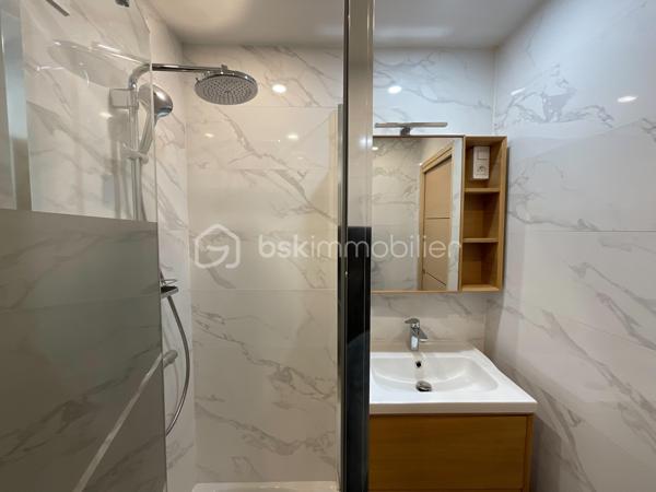 Situé au sein d’une résidence calme et bien entretenue, cet appartement traversant de 67 m² offre un cadre de vie agréable, lumineux et fonctionnel.

Entièrement rénové avec soin, il bénéficie de fenêtres en double vitrage, d’une installation électrique refaite, ainsi que de volets roulants électriques.

L’appartement se compose d’un séjour lumineux, de chambres modulables selon vos besoins, d’un cellier/séchoir pratique et d’un agréable balcon de 8 m², idéal pour profiter d’un espace extérieur.

La cuisine aménagée, fonctionnelle et bien agencée, restera dans l’appartement.

Idéalement situé à proximité du centre-ville de Fresnes, des commerces, des écoles et du TVM Petit Fresnes, il permet de rejoindre rapidement le RER B Croix-de-Berny ainsi que les principaux axes routiers.

Les atouts :appartement traversant, lumineux, sans vis-à-vis, chauffage collectif, volets roulants électriques, cuisine aménagée incluse et résidence bien entretenue avec ravalement déjà réalisé.

Un bien clé en main, idéal pour une résidence principale ou un investissement locatif.

Pour davantage d’informations ou pour organiser une visite, n’hésitez pas à me contacter.