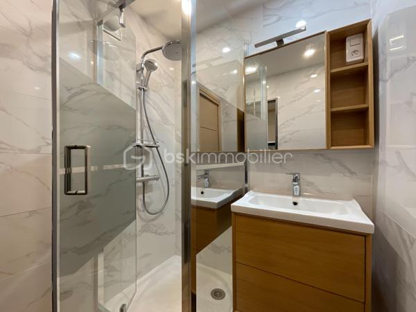 Situé au sein d’une résidence calme et bien entretenue, cet appartement traversant de 67 m² offre un cadre de vie agréable, lumineux et fonctionnel.

Entièrement rénové avec soin, il bénéficie de fenêtres en double vitrage, d’une installation électrique refaite, ainsi que de volets roulants électriques.

L’appartement se compose d’un séjour lumineux, de chambres modulables selon vos besoins, d’un cellier/séchoir pratique et d’un agréable balcon de 8 m², idéal pour profiter d’un espace extérieur.

La cuisine aménagée, fonctionnelle et bien agencée, restera dans l’appartement.

Idéalement situé à proximité du centre-ville de Fresnes, des commerces, des écoles et du TVM Petit Fresnes, il permet de rejoindre rapidement le RER B Croix-de-Berny ainsi que les principaux axes routiers.

Les atouts :appartement traversant, lumineux, sans vis-à-vis, chauffage collectif, volets roulants électriques, cuisine aménagée incluse et résidence bien entretenue avec ravalement déjà réalisé.

Un bien clé en main, idéal pour une résidence principale ou un investissement locatif.

Pour davantage d’informations ou pour organiser une visite, n’hésitez pas à me contacter.