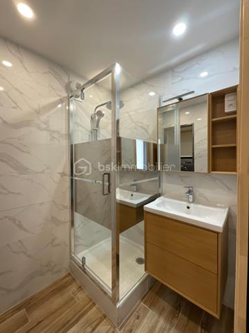 Situé au sein d’une résidence calme et bien entretenue, cet appartement traversant de 67 m² offre un cadre de vie agréable, lumineux et fonctionnel.

Entièrement rénové avec soin, il bénéficie de fenêtres en double vitrage, d’une installation électrique refaite, ainsi que de volets roulants électriques.

L’appartement se compose d’un séjour lumineux, de chambres modulables selon vos besoins, d’un cellier/séchoir pratique et d’un agréable balcon de 8 m², idéal pour profiter d’un espace extérieur.

La cuisine aménagée, fonctionnelle et bien agencée, restera dans l’appartement.

Idéalement situé à proximité du centre-ville de Fresnes, des commerces, des écoles et du TVM Petit Fresnes, il permet de rejoindre rapidement le RER B Croix-de-Berny ainsi que les principaux axes routiers.

Les atouts :appartement traversant, lumineux, sans vis-à-vis, chauffage collectif, volets roulants électriques, cuisine aménagée incluse et résidence bien entretenue avec ravalement déjà réalisé.

Un bien clé en main, idéal pour une résidence principale ou un investissement locatif.

Pour davantage d’informations ou pour organiser une visite, n’hésitez pas à me contacter.