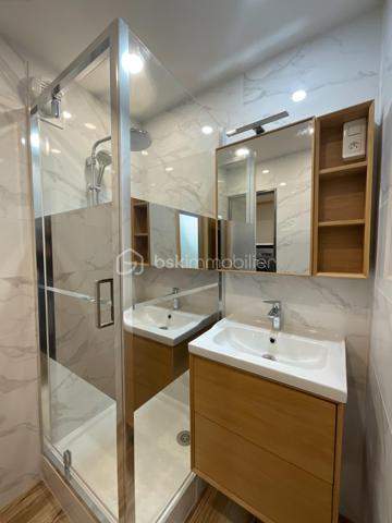 Situé au sein d’une résidence calme et bien entretenue, cet appartement traversant de 67 m² offre un cadre de vie agréable, lumineux et fonctionnel.

Entièrement rénové avec soin, il bénéficie de fenêtres en double vitrage, d’une installation électrique refaite, ainsi que de volets roulants électriques.

L’appartement se compose d’un séjour lumineux, de chambres modulables selon vos besoins, d’un cellier/séchoir pratique et d’un agréable balcon de 8 m², idéal pour profiter d’un espace extérieur.

La cuisine aménagée, fonctionnelle et bien agencée, restera dans l’appartement.

Idéalement situé à proximité du centre-ville de Fresnes, des commerces, des écoles et du TVM Petit Fresnes, il permet de rejoindre rapidement le RER B Croix-de-Berny ainsi que les principaux axes routiers.

Les atouts :appartement traversant, lumineux, sans vis-à-vis, chauffage collectif, volets roulants électriques, cuisine aménagée incluse et résidence bien entretenue avec ravalement déjà réalisé.

Un bien clé en main, idéal pour une résidence principale ou un investissement locatif.

Pour davantage d’informations ou pour organiser une visite, n’hésitez pas à me contacter.