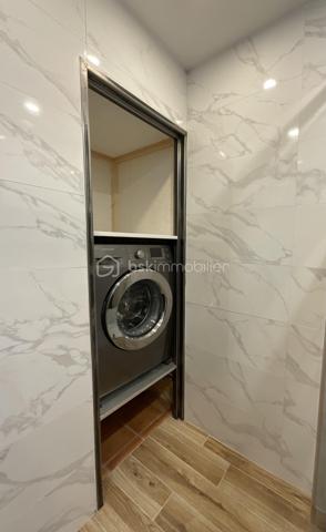 Situé au sein d’une résidence calme et bien entretenue, cet appartement traversant de 67 m² offre un cadre de vie agréable, lumineux et fonctionnel.

Entièrement rénové avec soin, il bénéficie de fenêtres en double vitrage, d’une installation électrique refaite, ainsi que de volets roulants électriques.

L’appartement se compose d’un séjour lumineux, de chambres modulables selon vos besoins, d’un cellier/séchoir pratique et d’un agréable balcon de 8 m², idéal pour profiter d’un espace extérieur.

La cuisine aménagée, fonctionnelle et bien agencée, restera dans l’appartement.

Idéalement situé à proximité du centre-ville de Fresnes, des commerces, des écoles et du TVM Petit Fresnes, il permet de rejoindre rapidement le RER B Croix-de-Berny ainsi que les principaux axes routiers.

Les atouts :appartement traversant, lumineux, sans vis-à-vis, chauffage collectif, volets roulants électriques, cuisine aménagée incluse et résidence bien entretenue avec ravalement déjà réalisé.

Un bien clé en main, idéal pour une résidence principale ou un investissement locatif.

Pour davantage d’informations ou pour organiser une visite, n’hésitez pas à me contacter.