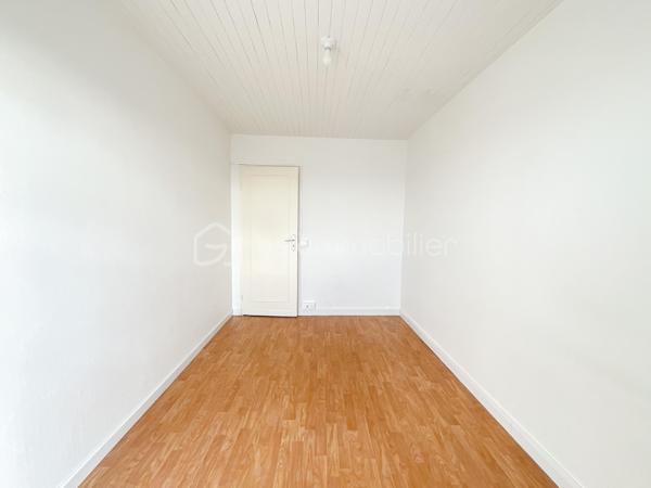 Situé au sein d’une résidence calme et bien entretenue, cet appartement traversant de 67 m² offre un cadre de vie agréable, lumineux et fonctionnel.

Entièrement rénové avec soin, il bénéficie de fenêtres en double vitrage, d’une installation électrique refaite, ainsi que de volets roulants électriques.

L’appartement se compose d’un séjour lumineux, de chambres modulables selon vos besoins, d’un cellier/séchoir pratique et d’un agréable balcon de 8 m², idéal pour profiter d’un espace extérieur.

La cuisine aménagée, fonctionnelle et bien agencée, restera dans l’appartement.

Idéalement situé à proximité du centre-ville de Fresnes, des commerces, des écoles et du TVM Petit Fresnes, il permet de rejoindre rapidement le RER B Croix-de-Berny ainsi que les principaux axes routiers.

Les atouts :appartement traversant, lumineux, sans vis-à-vis, chauffage collectif, volets roulants électriques, cuisine aménagée incluse et résidence bien entretenue avec ravalement déjà réalisé.

Un bien clé en main, idéal pour une résidence principale ou un investissement locatif.

Pour davantage d’informations ou pour organiser une visite, n’hésitez pas à me contacter.