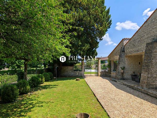 Magnifique maison de maître restaurée avec parc et vue sur les vignes, à 15 min des commerces, COGNAC