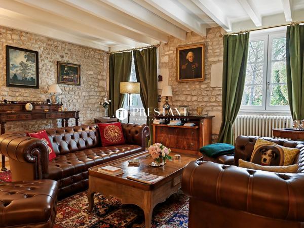 Magnifique maison de maître restaurée avec parc et vue sur les vignes, à 15 min des commerces, COGNAC