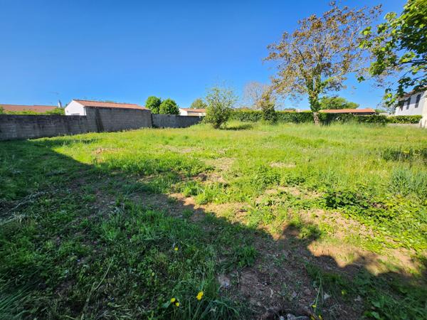 Magnils-Reigniers (85400) Terrain constructible totalement clos non viabilisé