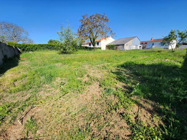 Magnils-Reigniers (85400) Terrain constructible totalement clos non viabilisé
