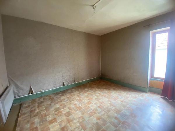 Vente                                                      Maison de ville
                        
                     3 pièces                      61 m2                     à Parigny-les-Vaux