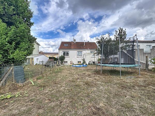 Maison à vendre à Saint Laurent Des Autels - 3 chambres, sous-sol et jardin